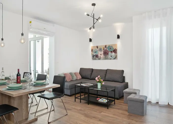 Comfortable 3-Bedroom Apartment With Balcony And Fast Wi-Fi - 10 Minutes From Old Town